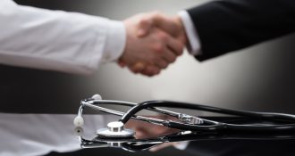 uścisk dłoni między lekarzem a biznesmanem