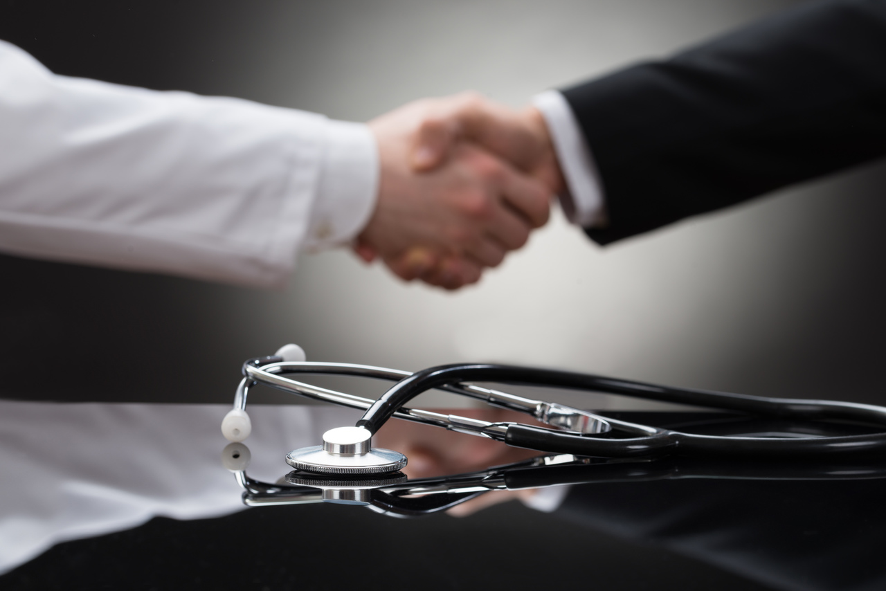 uścisk dłoni między lekarzem a biznesmanem