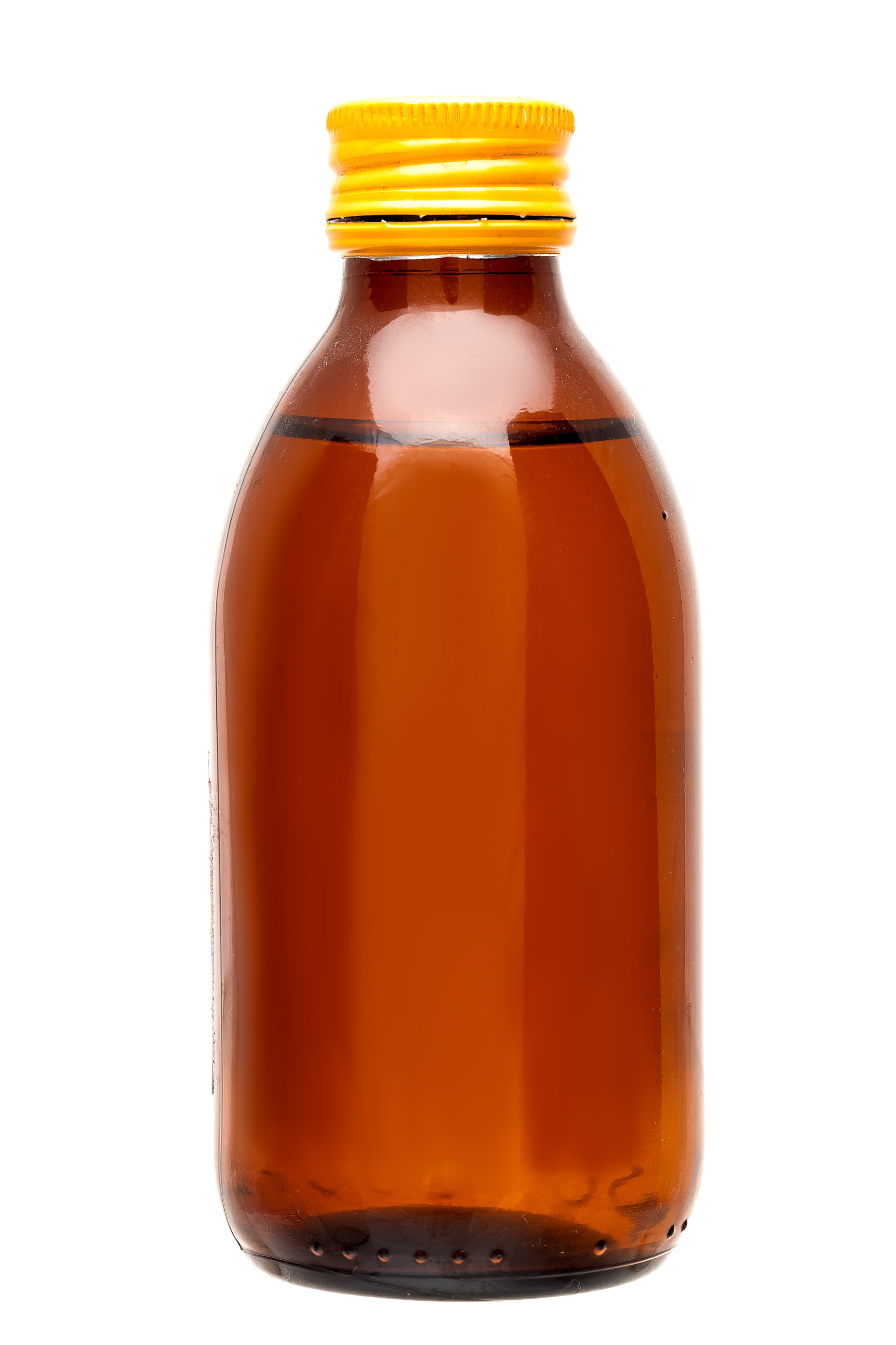 Syrop na kaszel w brązowej butelce szklanej z żółtą zakrętką, izolowany na białym tle.