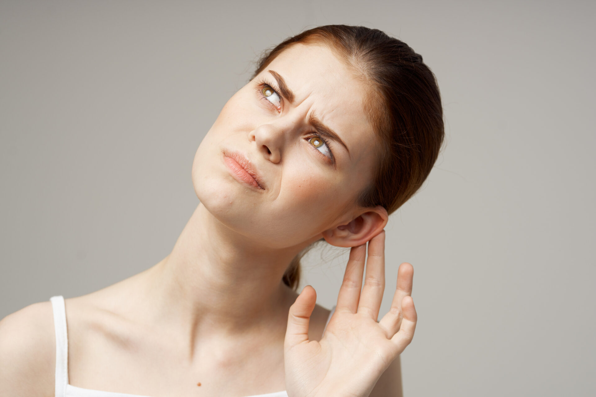 Kobieta cierpiąca na ból ucha związany z zapaleniem ucha środkowego
