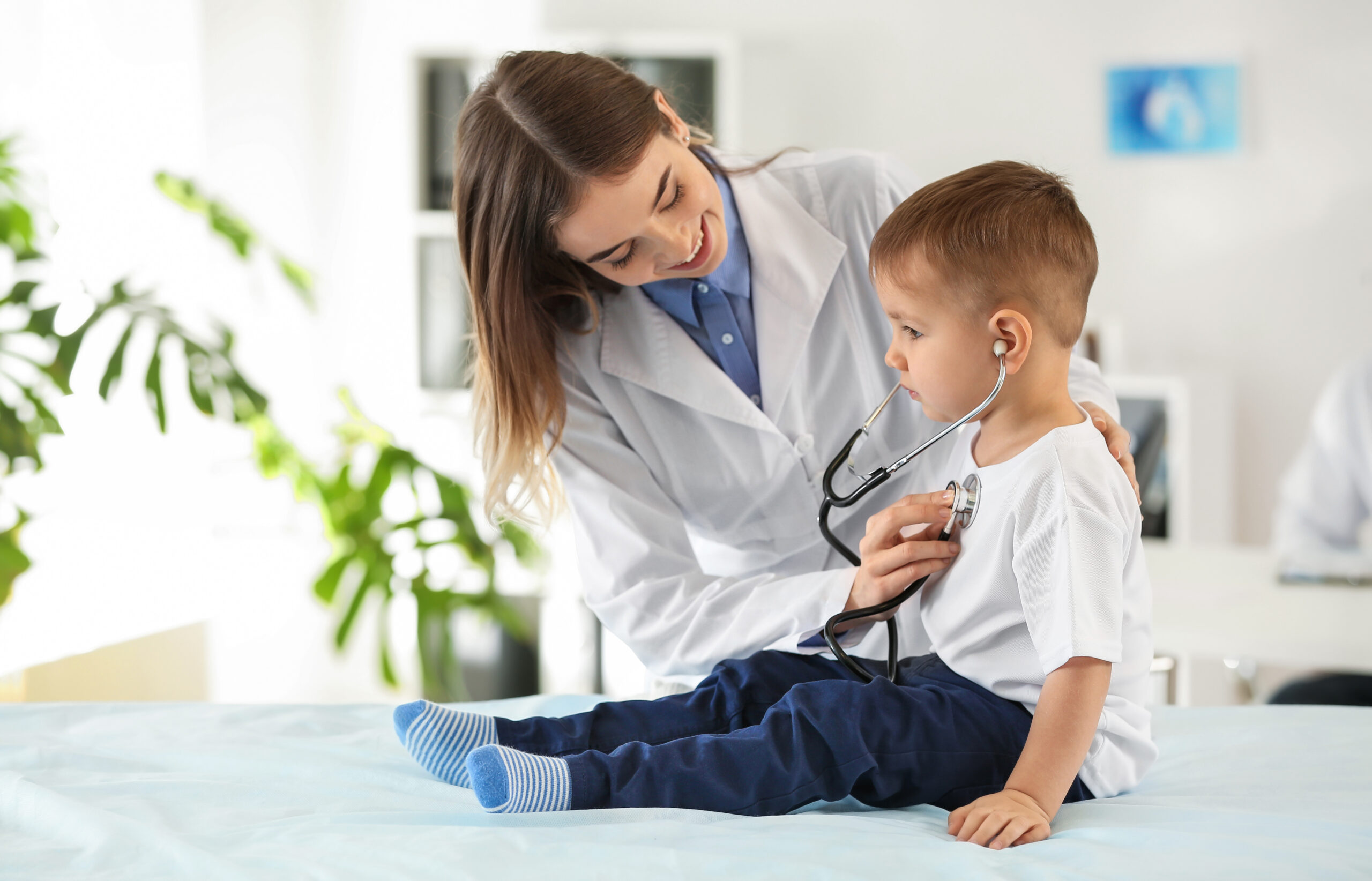 pediatra badająca dziecko